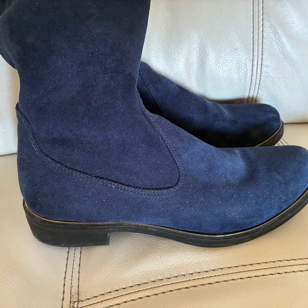 Suede boots size 8. NEW PRICE